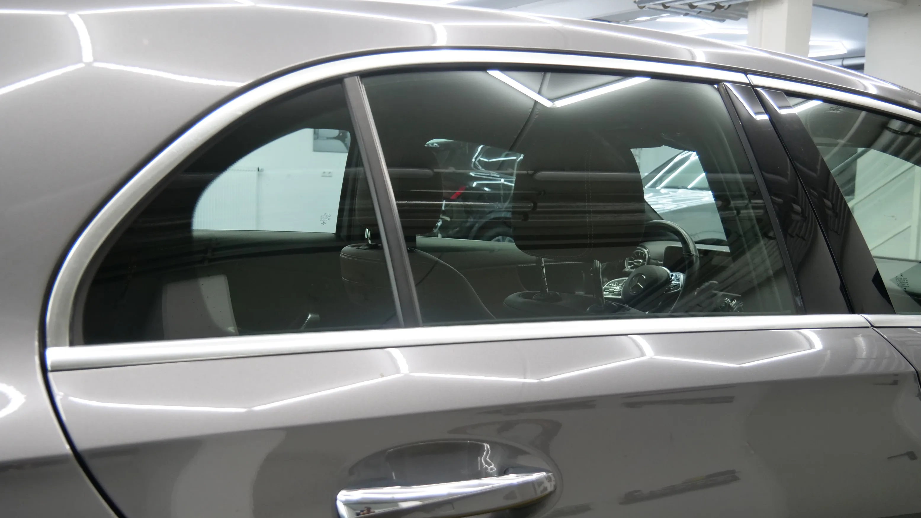 Mercedes vor der Scheibentönung