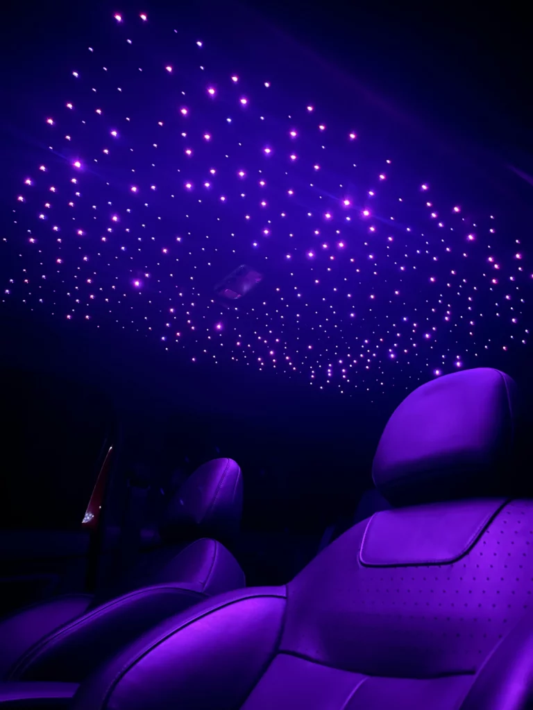 Sternenhimmel in Lila in einem Fahrzeug von Boss Cars