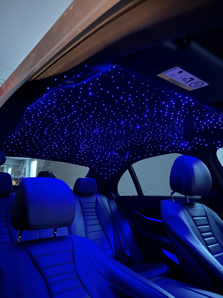 Sternenhimmel in Blau über den Rücksitzen einer Limousine