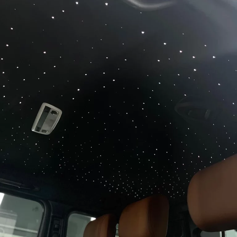 Sternenhimmel in Weiß im Dachhimmel eines Fahrzeugs