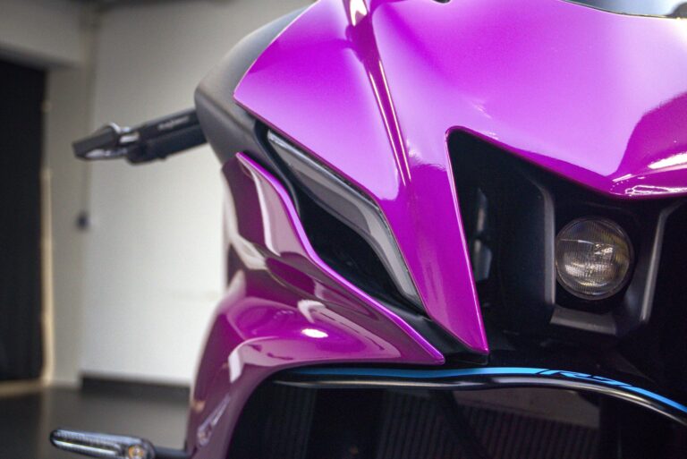 Detail der Motorrad-Folierung an der Front