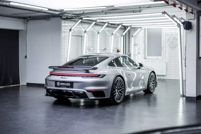Porsche 911 Turbo S nach Aufbereitung und Politur in der Halle von Boss Cars