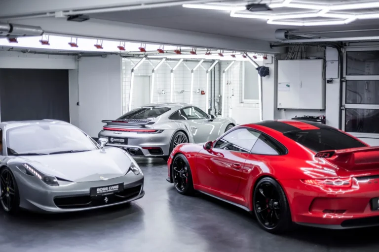Porsche 911 GT3, Porsche 911 Turbo S und Ferrari in der Halle von Boss Cars in Freilassing